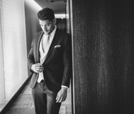 fotografo de Casamento Santa Maria da Feira, humberto barbosa fotografia de Casamento Porto, Quinta da Quintã Quinta de Casamento Pé de Flor Music beats O noivo ajusta o casaco num momento de reflexão antes do sim, captado por Humberto Barbosa, fotógrafo de casamento em Santa Maria da Feira