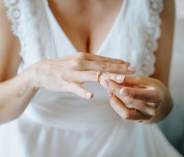 Noiva coloca a aliança no dedo em gesto delicado, fotografia de casamento por Humberto Barbosa em Santa Maria da Feira