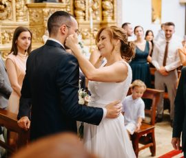 Noiva emocionada ajusta os óculos do noivo durante cerimónia captada por Humberto Barbosa, fotógrafo de casamento em Santa Maria da Feira