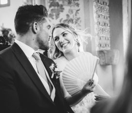 fotografo de Casamento Santa Maria da Feira, humberto barbosa fotografia de Casamento Porto, Quinta da Quintã Quinta de Casamento Pé de Flor Music beats Olhar cúmplice e sorriso apaixonado da noiva durante a cerimónia, captado por Humberto Barbosa, fotógrafo de casamento Santa Maria da Feira