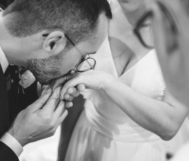 Em Santa Maria da Feira, Humberto Barbosa capta o noivo a beijar a mão da noiva durante o casamento de Marta e Fábio