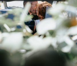 Beijo dos noivos através das flores captado por Humberto Barbosa, fotógrafo de casamento em Santa Maria da Feira