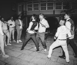 fotografo de Casamento Santa Maria da Feira, humberto barbosa fotografia de Casamento Porto, Quinta da Quintã Quinta de Casamento Pé de Flor Music beats Amigos do noivo celebram com energia e cumplicidade na pista de dança, momento espontâneo captado por Humberto Barbosa, fotógrafo de casamento Porto