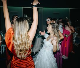 fotografo de Casamento Santa Maria da Feira, humberto barbosa fotografia de Casamento Porto, Quinta da Quintã Quinta de Casamento Pé de Flor Music beats Noiva a dançar com amigas numa explosão de alegria e cumplicidade, momento espontâneo captado por Humberto Barbosa, fotógrafo de casamento Porto