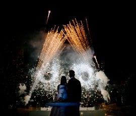 fotografo de Casamento Santa Maria da Feira, humberto barbosa fotografia de Casamento Porto, Quinta da Quintã Quinta de Casamento Pé de Flor Music beats Noivos em silhueta diante de fogo de artifício espetacular no corte do bolo — fotógrafo de casamento Santa Maria da Feira Humberto Barbosa Fotografia