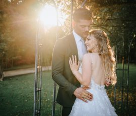 fotografo de Casamento Santa Maria da Feira, humberto barbosa fotografia de Casamento Porto, Quinta da Quintã Quinta de Casamento Pé de Flor Music beats Abraço apaixonado dos noivos Kelly e Marcelo sob a luz dourada do pôr do sol, por Humberto Barbosa, fotógrafo de casamento Santa Maria da Feira