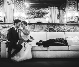 Noivos relaxam no sofá após cerimonia — fotografia de casamento por Humberto Barbosa em Santa Maria da Feira