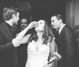 Noiva brinda com alegria à saída da cerimónia — fotografia de casamento por Humberto Barbosa em Santa Maria da Feira