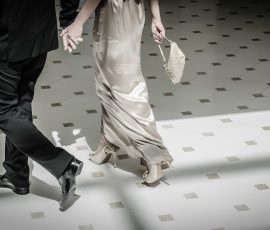 Passos sincronizados dos noivos em salão com luz suave — Humberto Barbosa capta fotografia de casamento no Porto