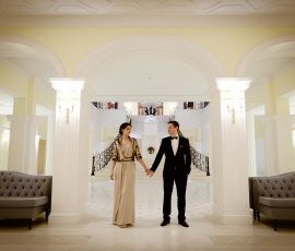 Noivos de mãos dadas em salão de arcos brancos — Humberto Barbosa capta fotografia de casamento em Santa Maria da Feira
