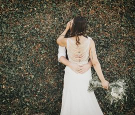 Noiva abraça noivo junto a muro de hera verde — Humberto Barbosa capta fotografia de casamento em Santa Maria da Feira