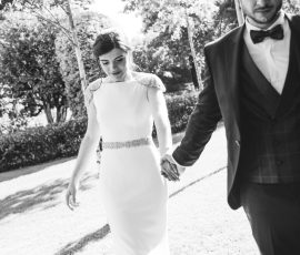 Noivos caminham de mãos dadas sob luz solar — Humberto Barbosa capta fotografia de casamento em Santa Maria da Feira