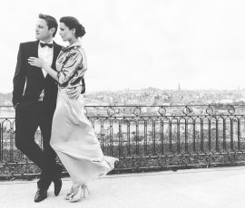 Casal em pose elegante sobre a cidade — Humberto Barbosa capta fotografia de casamento a preto e branco no Porto
