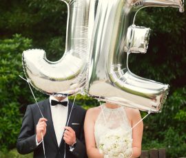Casal segura balão prateado JE em jardim — Humberto Barbosa capta fotografia de casamento em Santa Maria da Feira