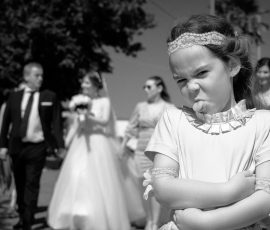 Menina faz careta divertida durante cerimónia — Humberto Barbosa capta fotografia de casamento em Santa Maria da Feira