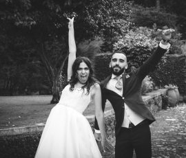 Noivos celebram com os braços erguidos em fotografia de casamento por Humberto Barbosa em Santa Maria da Feira